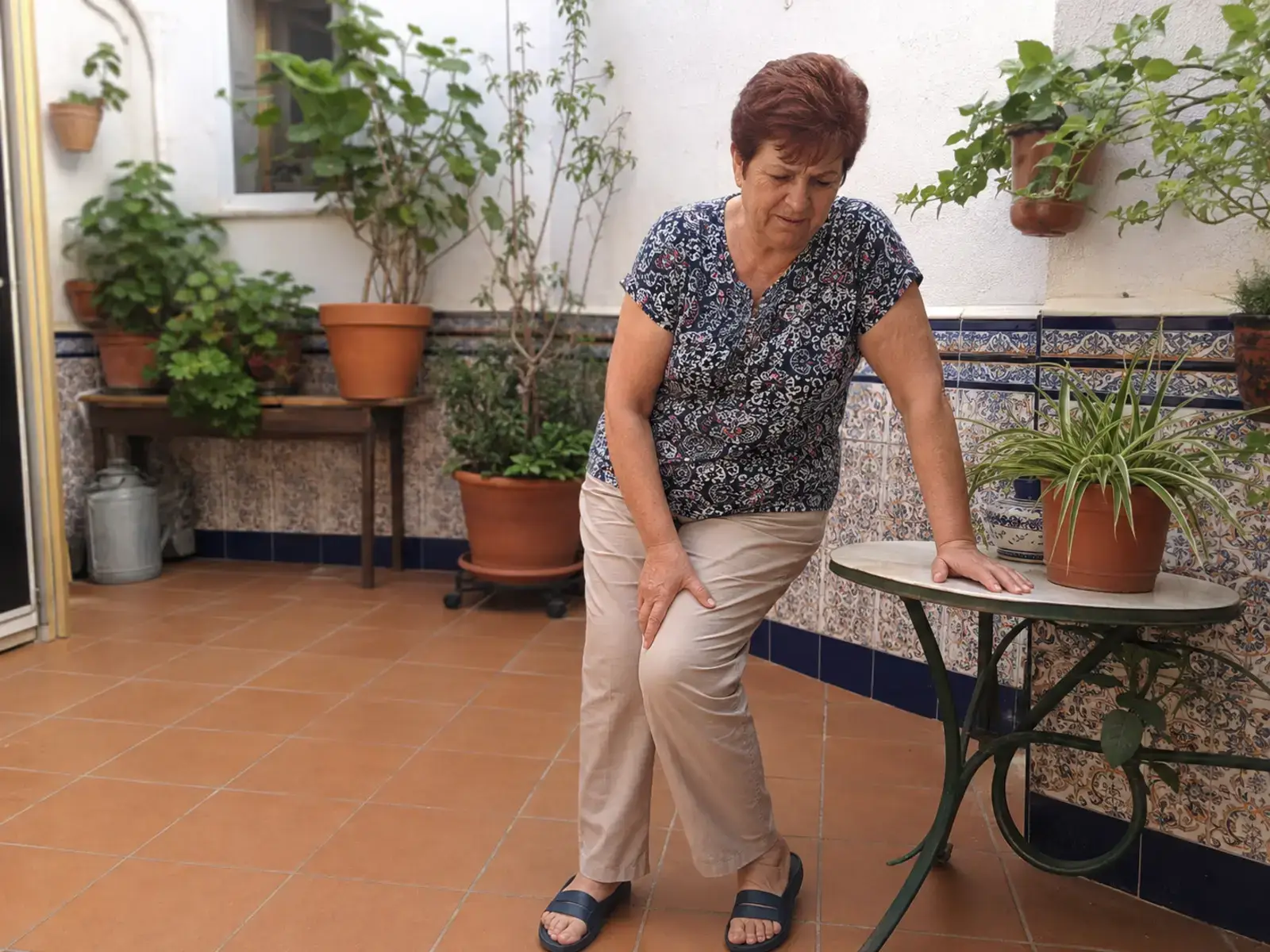 Collage español: problema de rodilla y escena positiva con Artronol